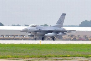 Самолет F-16 совершил экстремальную посадку (24 фото)