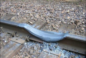 Последствия пробуксовки поезда (3 фото + видео)