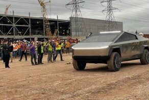 Илон Маск проинспектировал строящийся завод Tesla в Техасе, приехав туда на пикапе Cybertruck