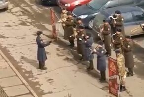 Военный оркестр сыграл для ветерана, но овации детей заставили музыкантов выступить и для них