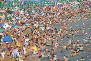 Китайцы на пляже (16 фото)