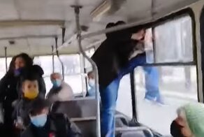 Случай в транспорте: "заяц" превратился в человека-паука