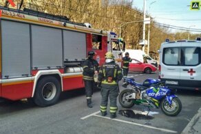 Закономерный итог: быстрый мотоциклист столкнулся с автомобилем в Москве