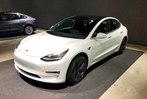 Владельцы Tesla обнаружили в автомобилях нецензурные голосовые команды