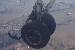 На видео крупным планом попала аварийная посадка самолёта с неисправным шасси
