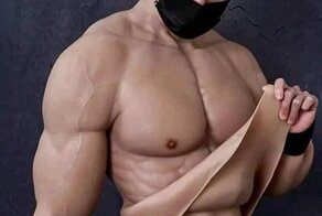 Реалистичный костюм с мускулистым телом