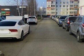 В Нижнекамске маленькая девочка попала под машину во дворе