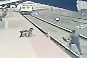 Видео: героическое спасение ребенка, упавшего на рельсы перед приближающимся поездом