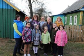 Леонид Якубович навестил свою белорусскую поклонницу, приехав с телевизором и дровами