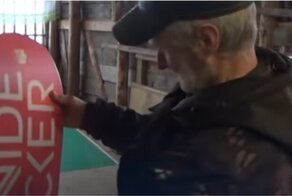 Катающемуся на самодельном сноуборде пенсионеру подарили настоящую экипировку