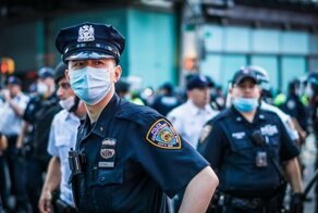 Полицейские США застрелили очередную чернокожую правонарушительницу: видео