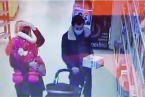 Молодые родители спрятали в детскую коляску украденную бытовую технику