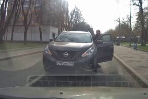 Развелось нынче неадекватов на дорогах: водитель бросил свой кроссовер посреди дороги