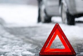 Гололёд в Иркутске превратил некоторые машины в "беспилотники": видео