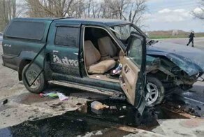 Авария дня. В Крыму после ДТП водители оказались зажаты в своих машинах