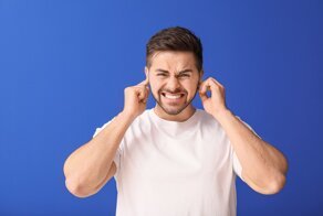 В связи с чем во время занятий спортом закладывает уши?
