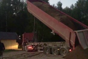 «Андрюх, лопатами теперь кидать?», — кузов тонара упал при разгрузке