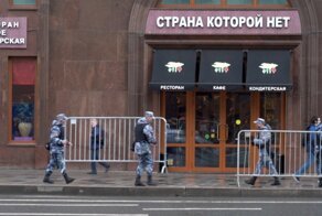 Хороводы, задержания, стихи Киплинга и маленький ОМОНовец: как в России прошли митинги 21 апреля