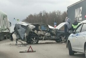 Авария дня. Внедорожник влетел в фуру в Калужской области