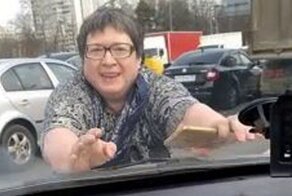 Весеннее обострение: неадекватная автомобилистка заявила, что ее задавили