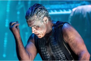 Солист Rammstein исполнил советскую песню и на русском языке