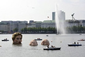 Купающаяся русалка в Гамбурге (11 фото)