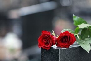 Родители погибшего ребенка, который никак не мог определиться с полом, устроили двое похорон