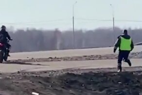 Запись эпичной погони сотрудника ГИБДД за рокером попала в сеть: видео