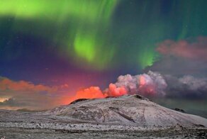 Фотограф снял извержение вулкана на фоне северного сияния