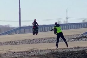 Сотрудник ДПС попытался "догнать" мотоциклиста камнем, но промахнулся