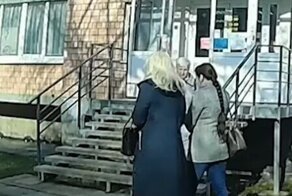 В Ижевске на девушек обвалилась облицовка балкона