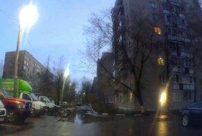 Мокрая месть: водитель окатил женщину из лужи