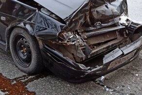 Молодые «гонщики»: в Тюмени водитель ВАЗа въехал в автобус