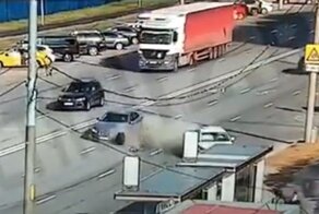 На Юго-Западе Москвы Jaguar подрезал и врезался в автомобиль ДПС