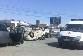 Попытка проскочить на «красный»: в Челябинске перевернулся автомобиль