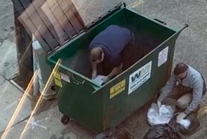 Ради потерянного кольца три банковских работника залезли в гору мусора