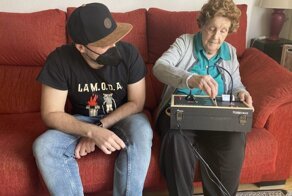 Внук создал прибор для общения со своей 96-летней бабушкой через Telegram (4 фото)