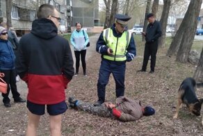 В Челябинске местные жители задержали педофила и сдали полиции