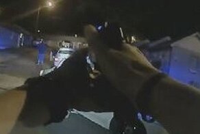 В США вооруженный ножами мужчина попытался атаковать полицейского