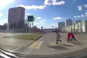 В Татарстане автомобилист избежал наезда на девочек