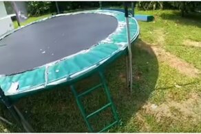 Курьер вновь почувствовал себя ребенком, когда ему разрешили попрыгать на батуте