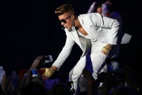 Почему вокалисты вставляют в ухо перед выходом на сцену наушник?