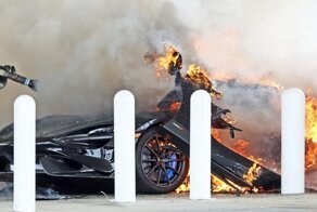 Новенький McLaren сгорел дотла на заправке сразу после того, как владелец купил его