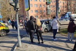 Авария дня. «Калину» после ДТП отбросило на пешеходов с ребенком