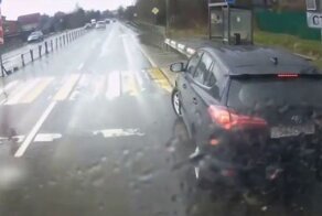 Невнимательный водитель кроссовера въехал в фуру, сдавая задним ходом