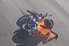 В Волгограде мотоциклист попал в аварию и загорелся