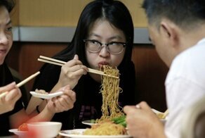 "Общество чистых тарелок": китайцев обяжут есть экономно