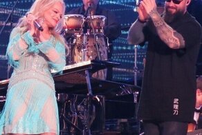 То в мини, то в прозрачном платье: 65-летняя Лариса Долина блеснула бельишком на сцене