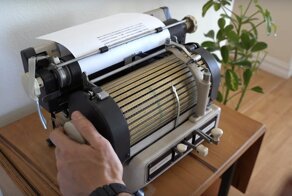 Редкая трехъязычная пишущая машинка Toshiba 1950-х годов с тысячами символов