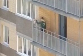 Лень и свинство: подросток выгулял собаку на общем балконе и сбросил вниз пакет с мусором